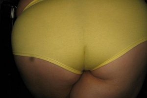 Imagen Mi mujer mostrando sus nalgas