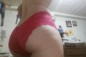 Las bragas rojas de mi mujer culona