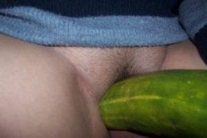 Mamacita muy sexy se masturba con enorme pepino