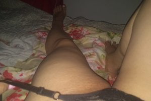 Desnuda para ustedes bien caliente esperando comentarios