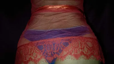 Noche ? en lencería roja lista para coger