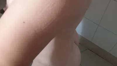 Sola en casa en la ducha fresca