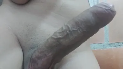 Pene venoso y depilado grande