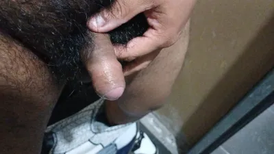 Mira mi pequeño pene riquísimo estoy muy caliente