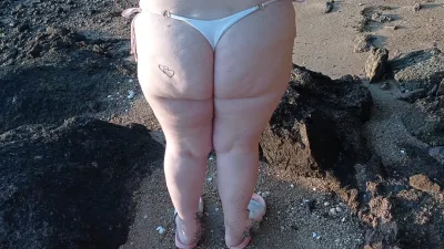 Mi mujer en la playa con su tanga blanco
